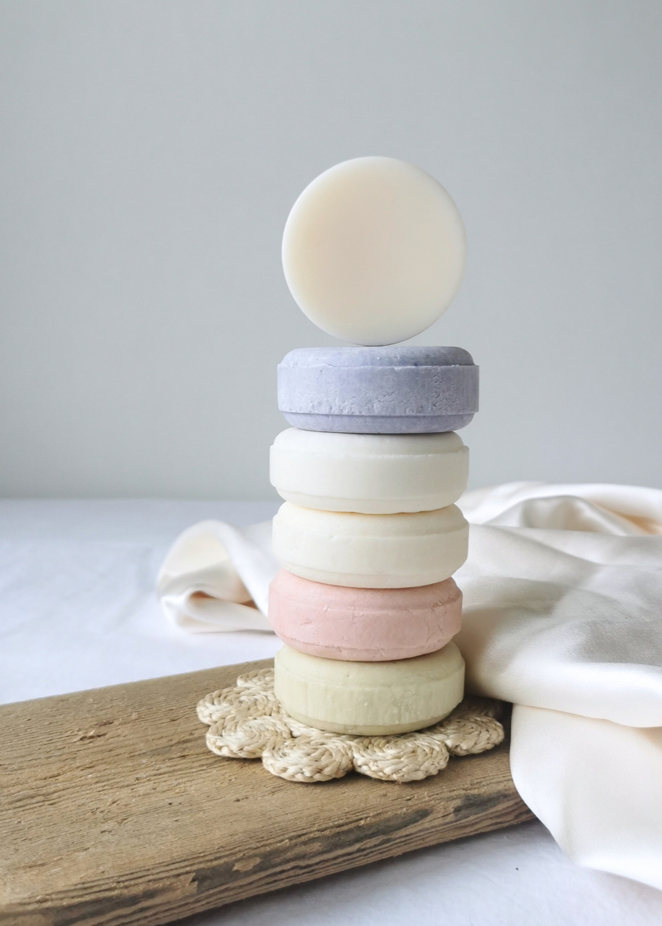 Ett torn av schampokakor med en balsamkaka på toppen