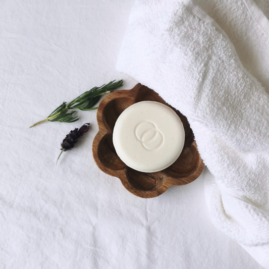 Vit schampokaka på fat