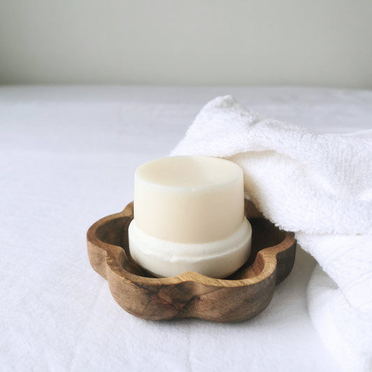 Schampokaka och balsamkaka som bildar ett torn på ett fat