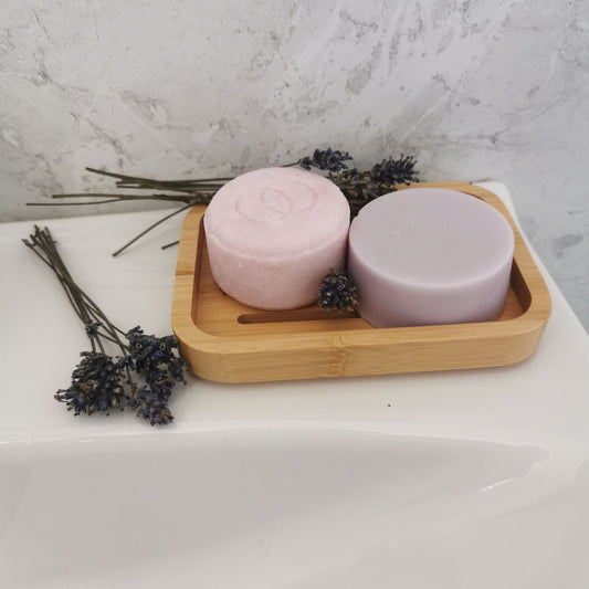 shampokaka och balsamkaka på badkarskant