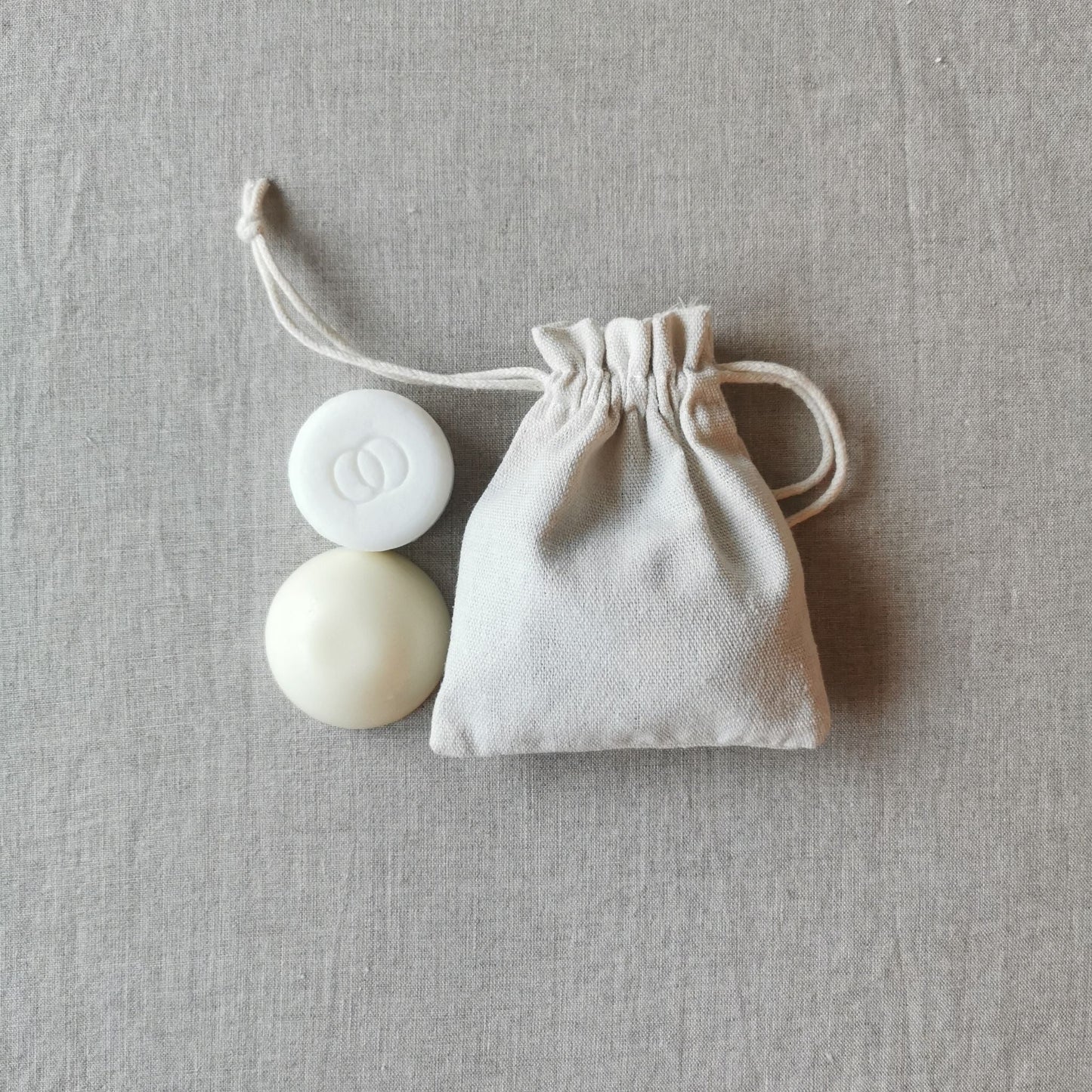 Mini schampokaka och balsamkaka med tygpåse för förvaring