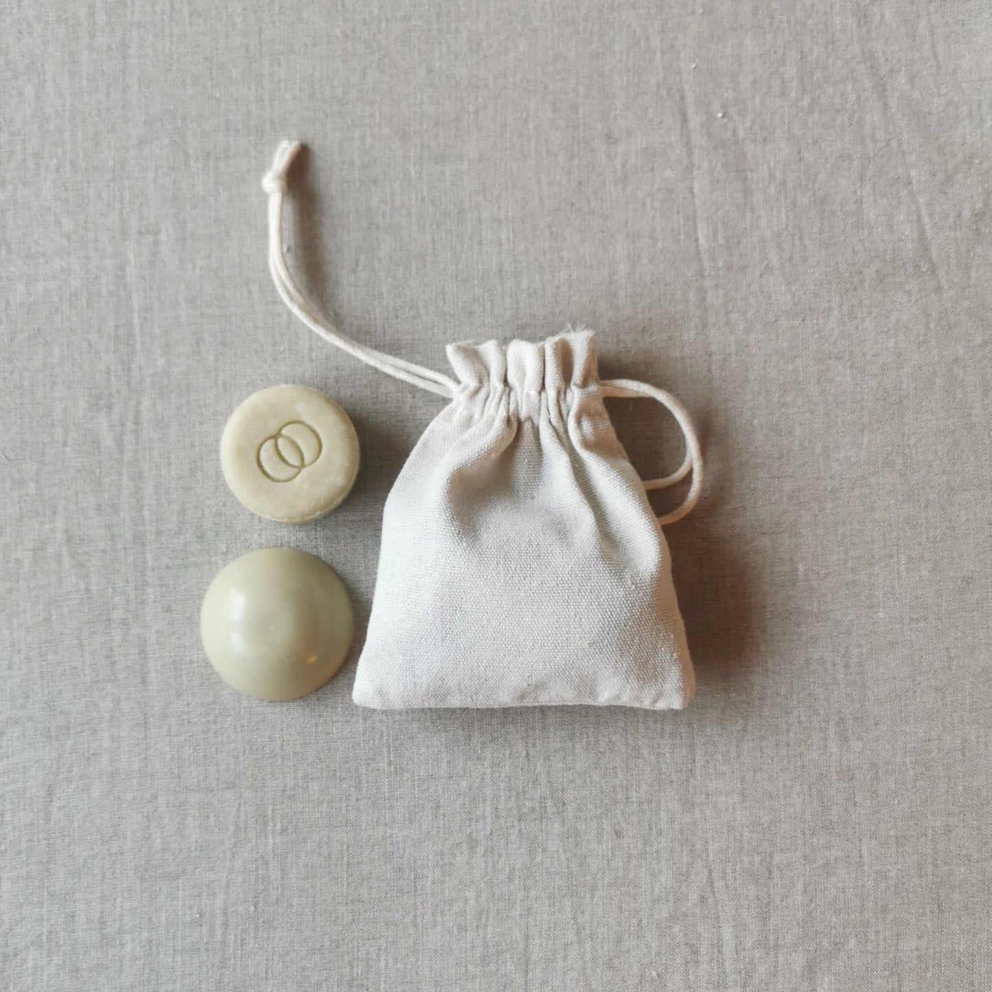 Schampokaka och balsamkaka i miniatyr med tygpåse