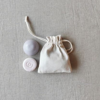 Balsamkaka och schampokaka i resestorlek med tygpåse