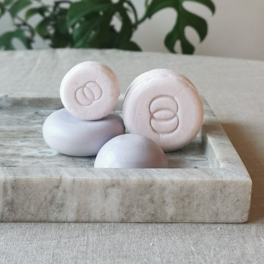 Lila schampo- och balsamkakor i olika storlek